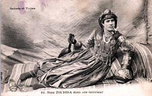 Algerie - Madame Zoubida dans son interieur